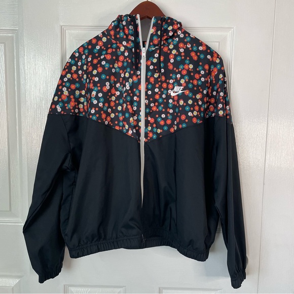 Nike Floral Heritage Hoodie Windbreaker. Medium. - Picture 1 of 4